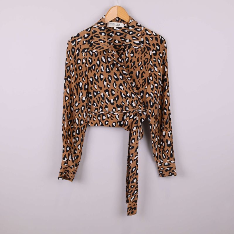 Omlottblus med leopardmönster och knytskärp framtill