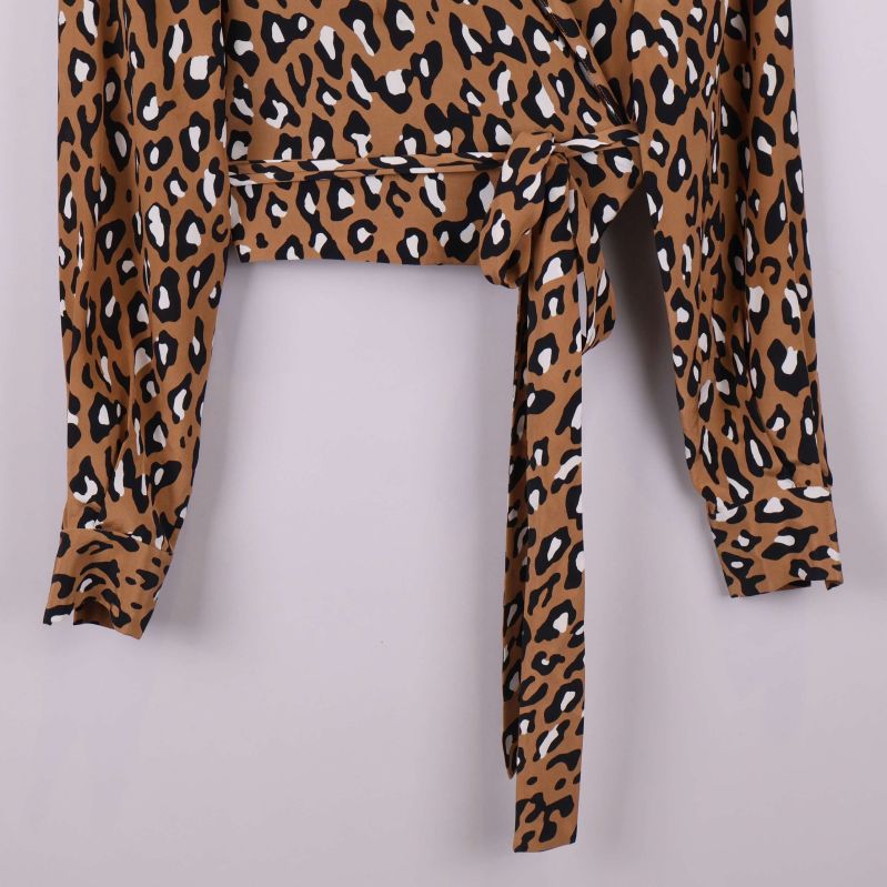 Knytband och ärmslut på leopardmönstrad blus