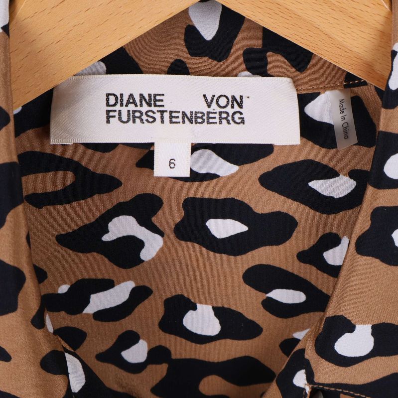 Närbild på Diane von Furstenberg-etikett i bluskragen