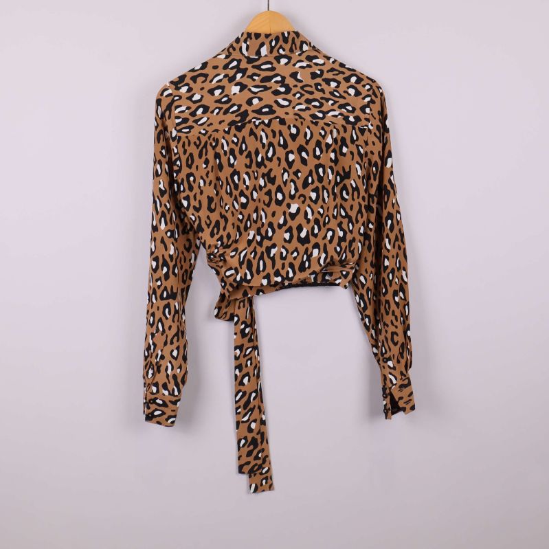 Omlottblus bakifrån med långt band och leopardmönster