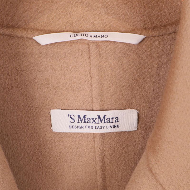 Närbild på S Max Mara etikett i kappans krage