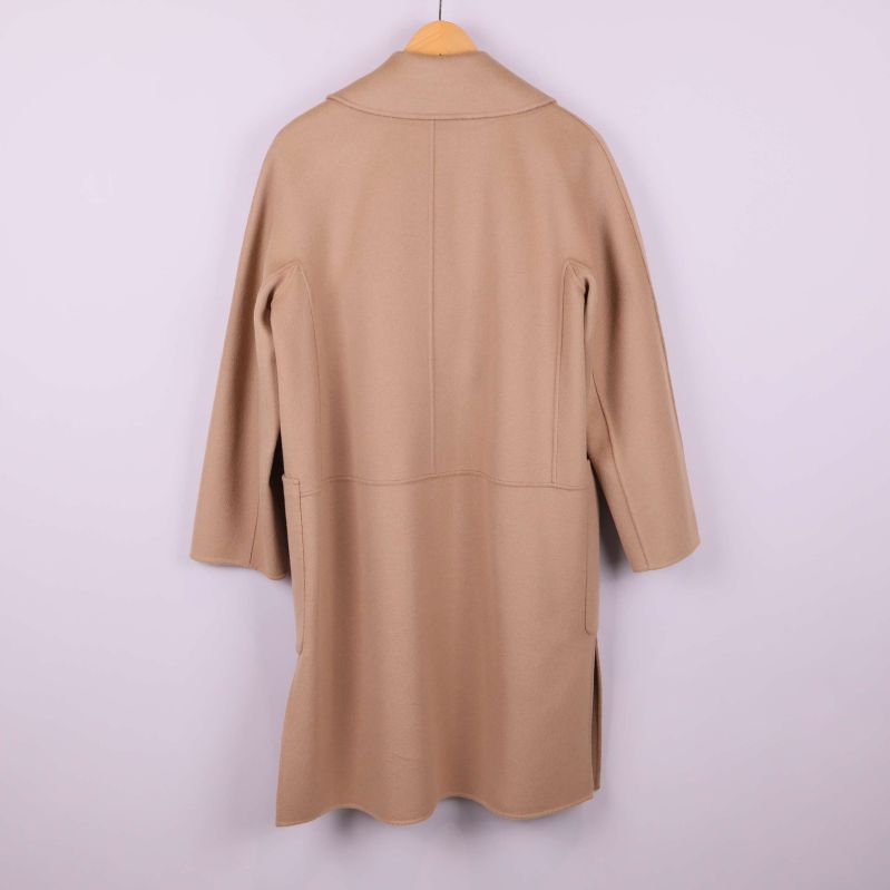 Beige dubbelknäppt kappa 