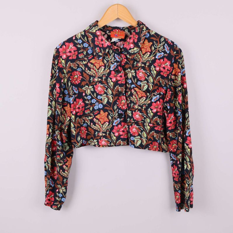 Blommig skjorta med kort modell och långa ärmar