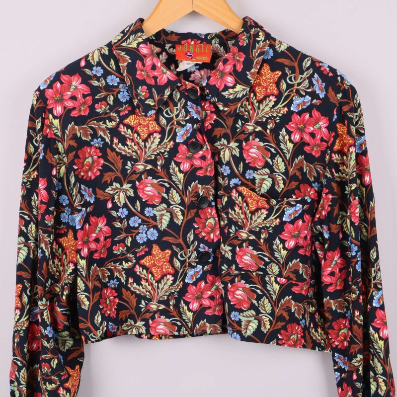 Närbild på skjortans blom-mönster och knäppning