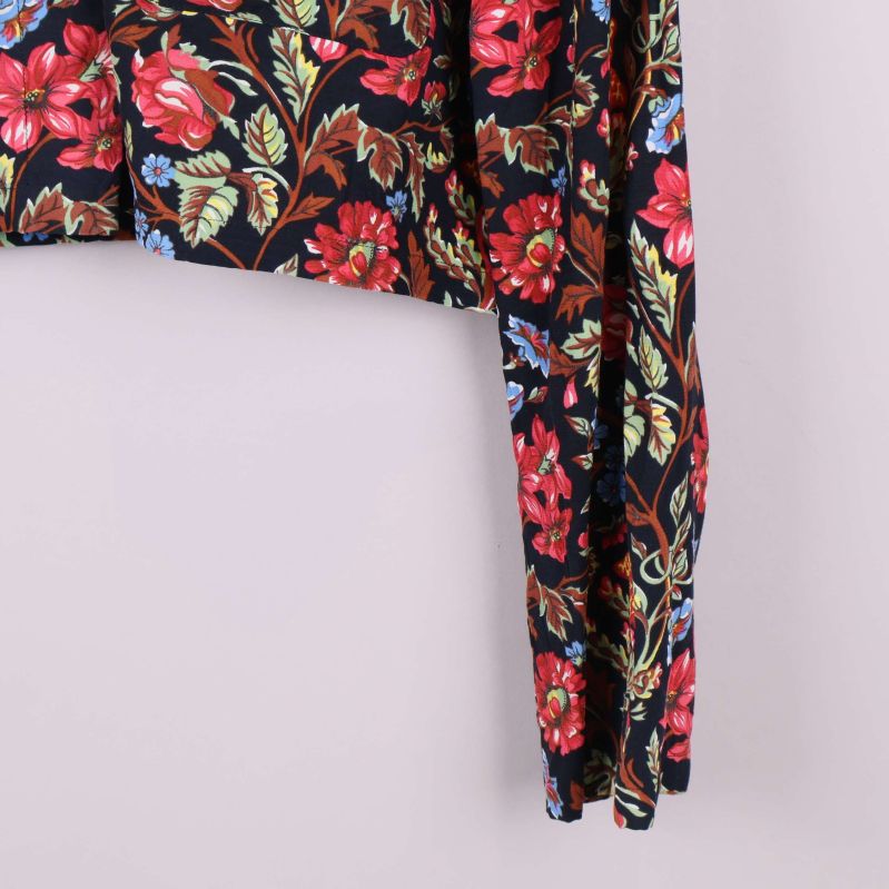 Ärm i närbild som visar det blommiga mönstret