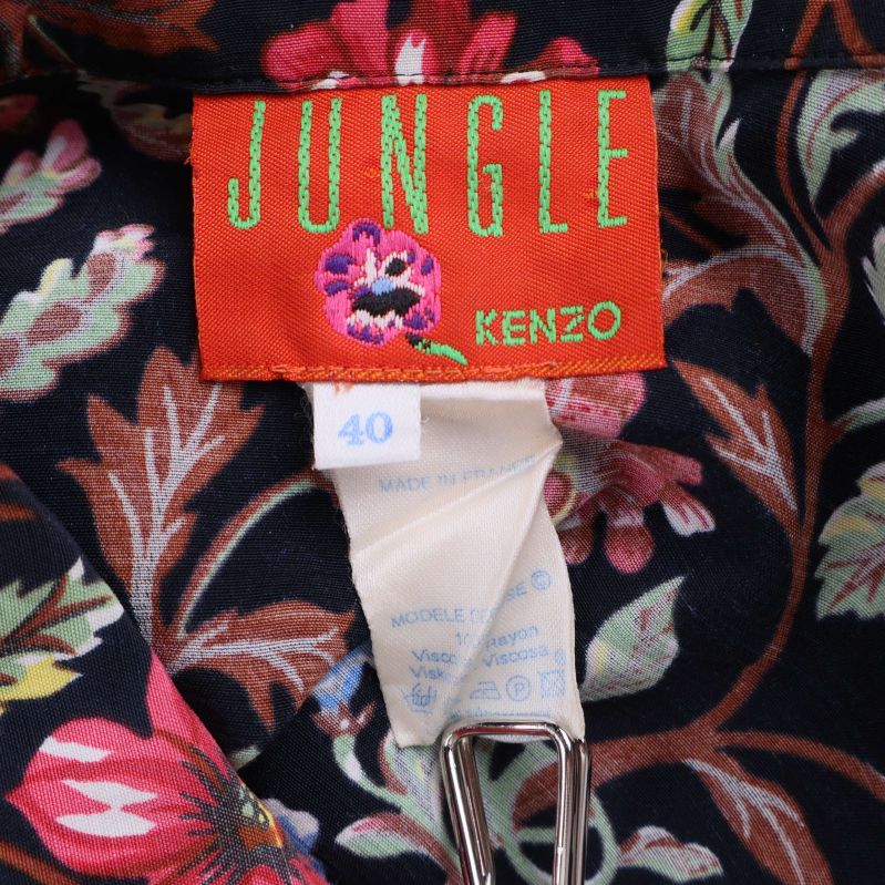 Närbild på Kenzo Jungle logotyp och storleksetikett