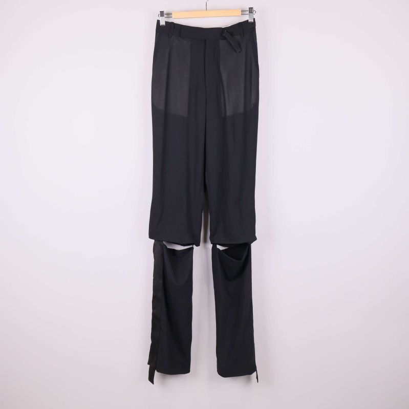 Framsida av svarta byxor med avtagbara ben