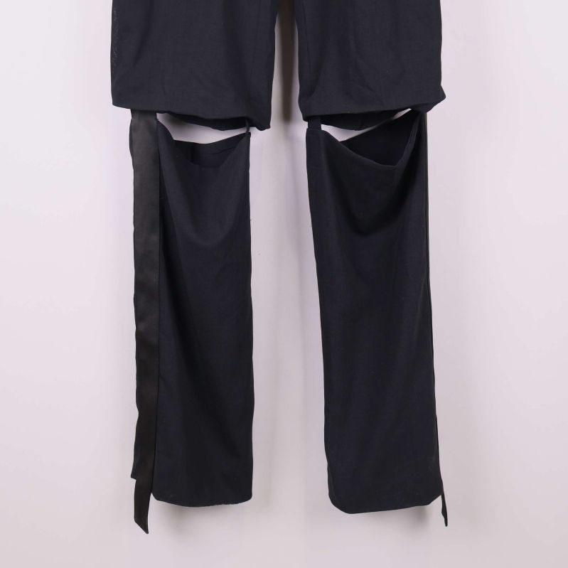 Närbild på nedre del av  byxor