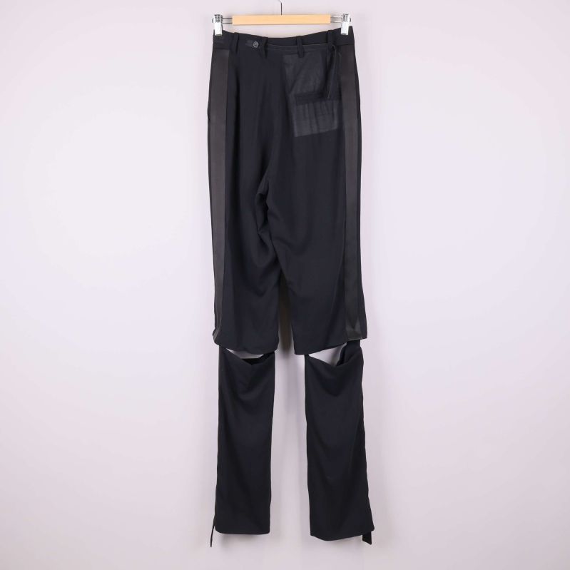 Baksida av svarta byxor, hel längd