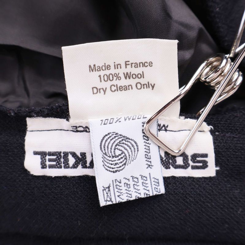 Tvättetikett med 100% wool och skötselråd på engelska