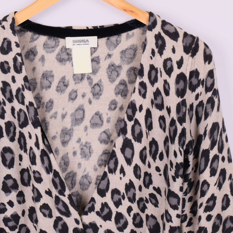 Närbild på koftans överdel och halsringning