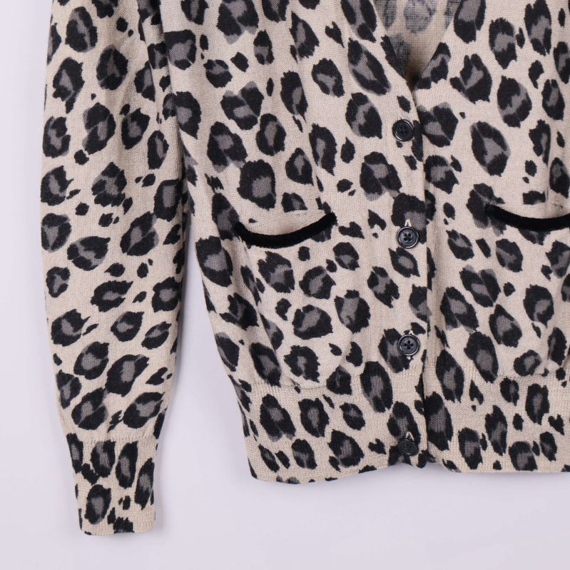 Närbild på koftans fickor och knappar fram