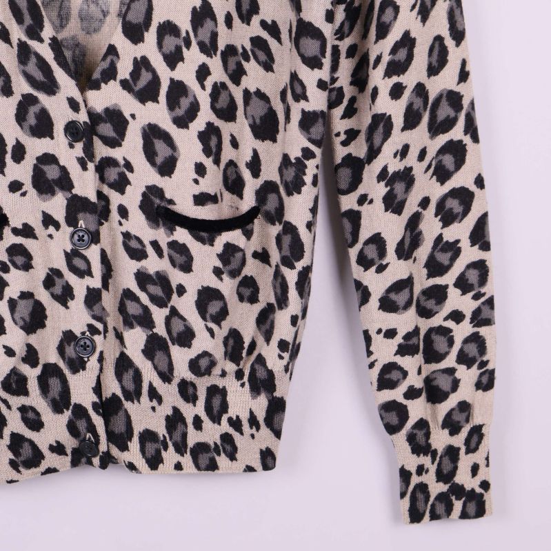 Närbild på höger ärm och muddar med leopardmönster