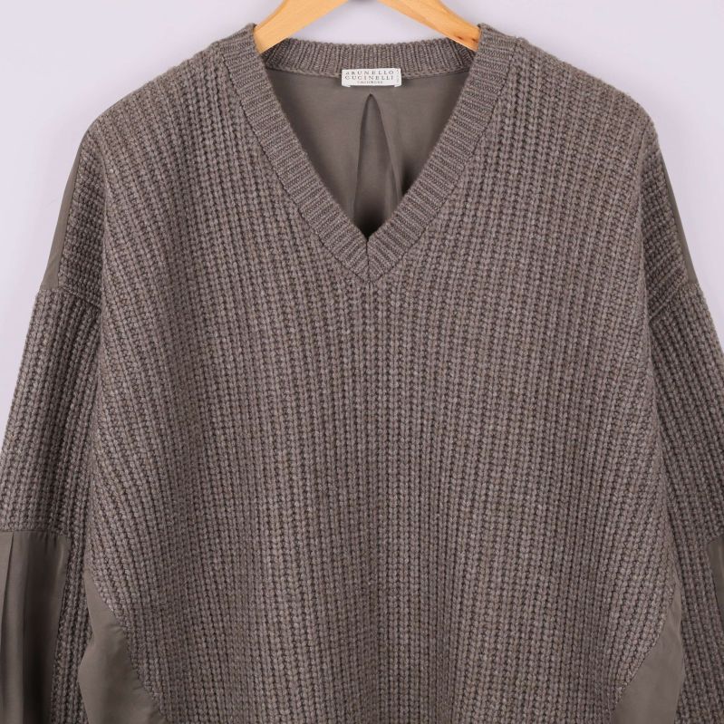 Närbild av tröjans v-ringning och detaljerad struktur