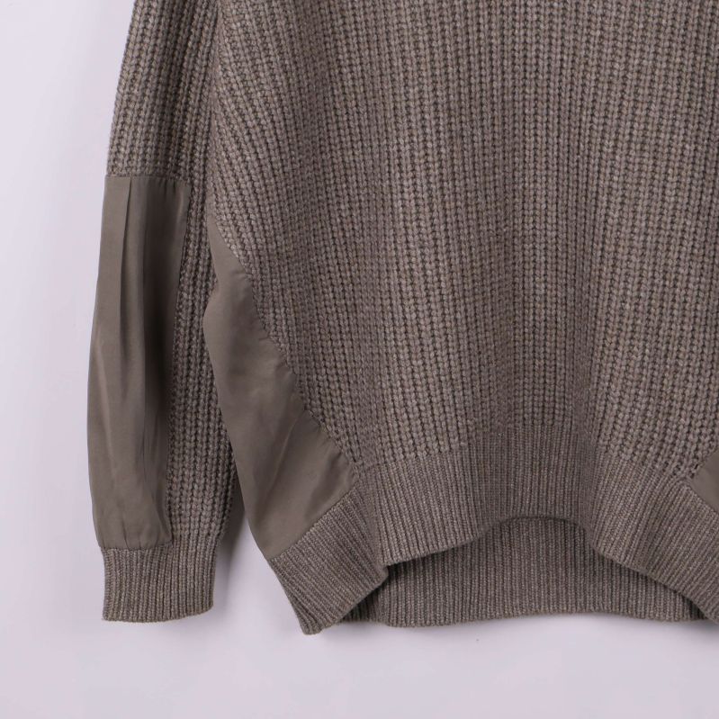 Närbild av nederkant och ärm med kombinerade material