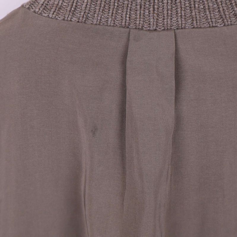 Detalj av rygg med svag fläck på materialet