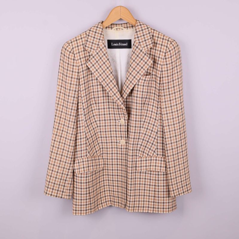 Framsida av rutig kavaj med två knappar och fickor