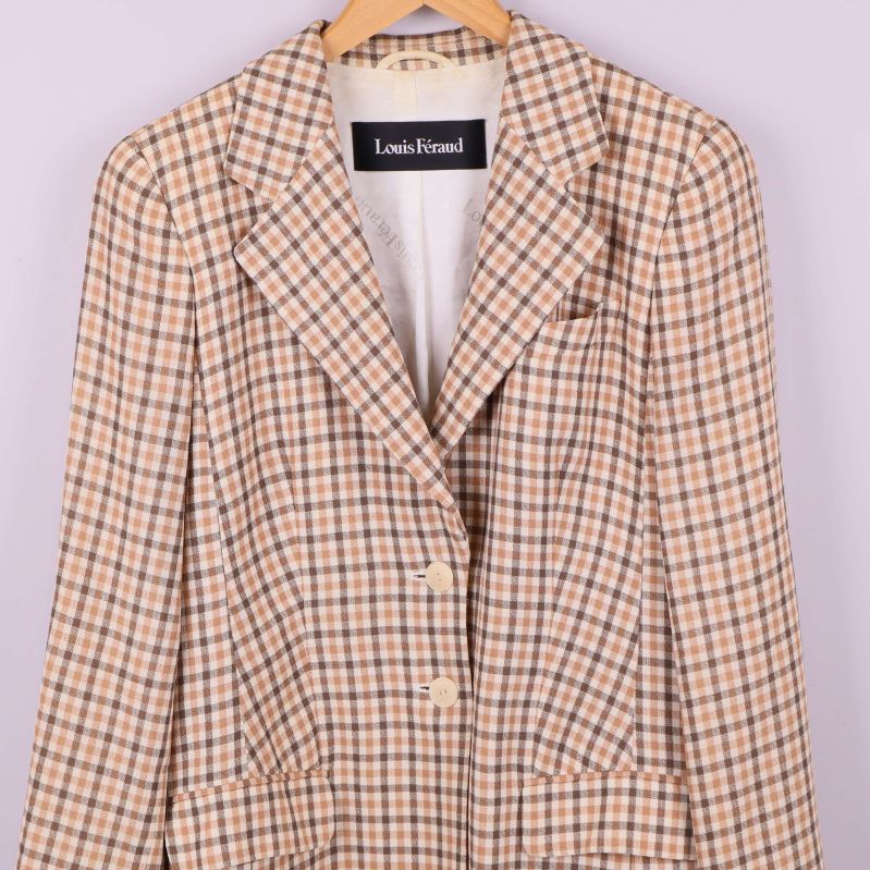 Närbild framsida på rutig kavaj med två knappar och fickor