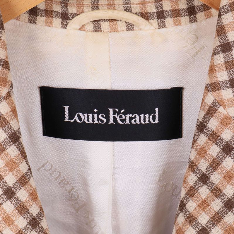 Insida av kavajen med svart Louis Féraud-märke på ljus foder