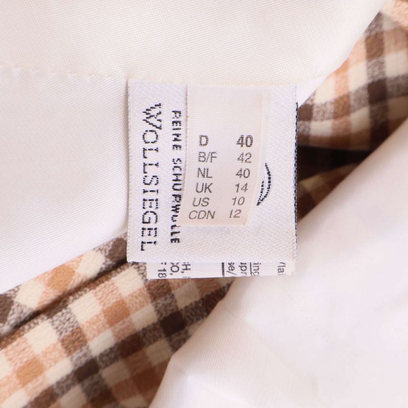 Storlekslapp inuti kavajen med europeiska storlekar