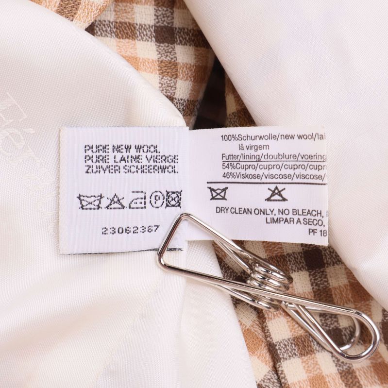 Materialetikett i kavajen med information om ull och viskos