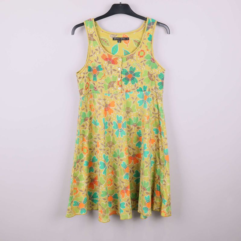 Blommig gul klänning på galge framifrån