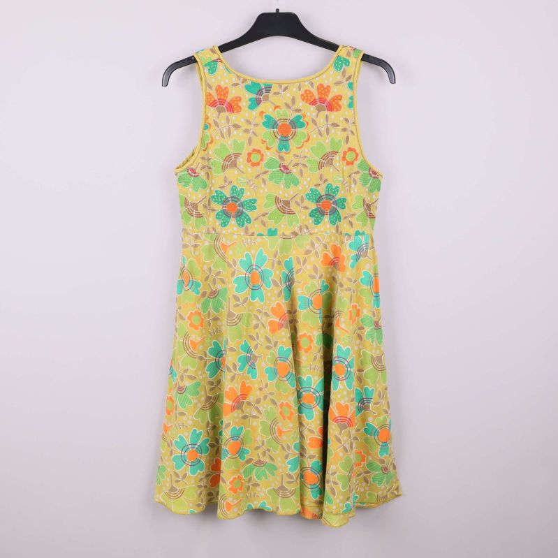 Baksidan av gul klänning med blommönster