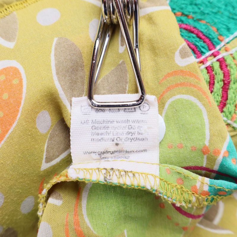 Tvättrådsetikett på klänningens avigsida