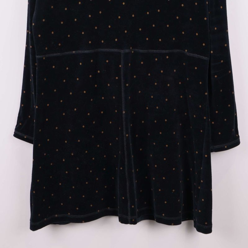 Närbild på klänningens nederkant och prickigt mönster