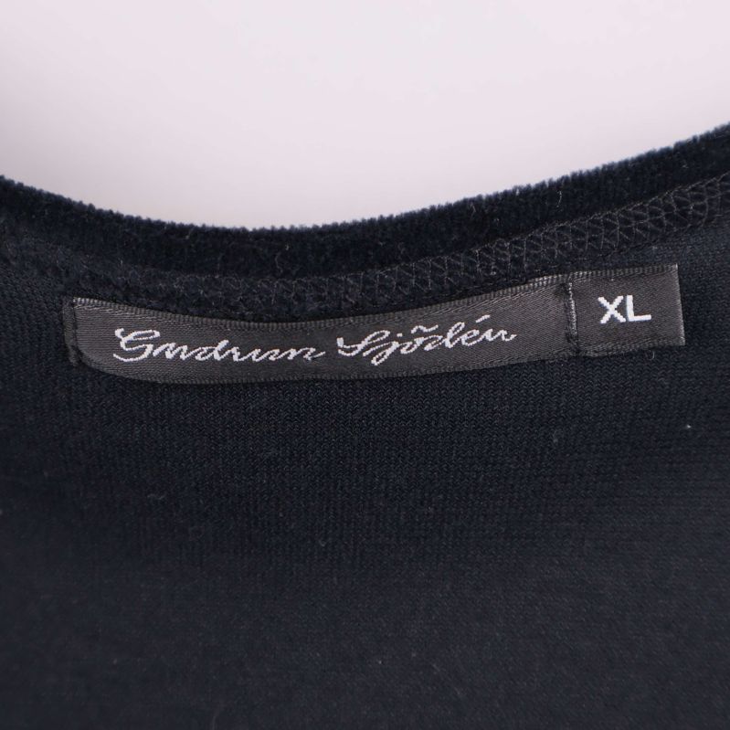 Närbild på nackens etikett med Gudrun Sjödén och storlek XL