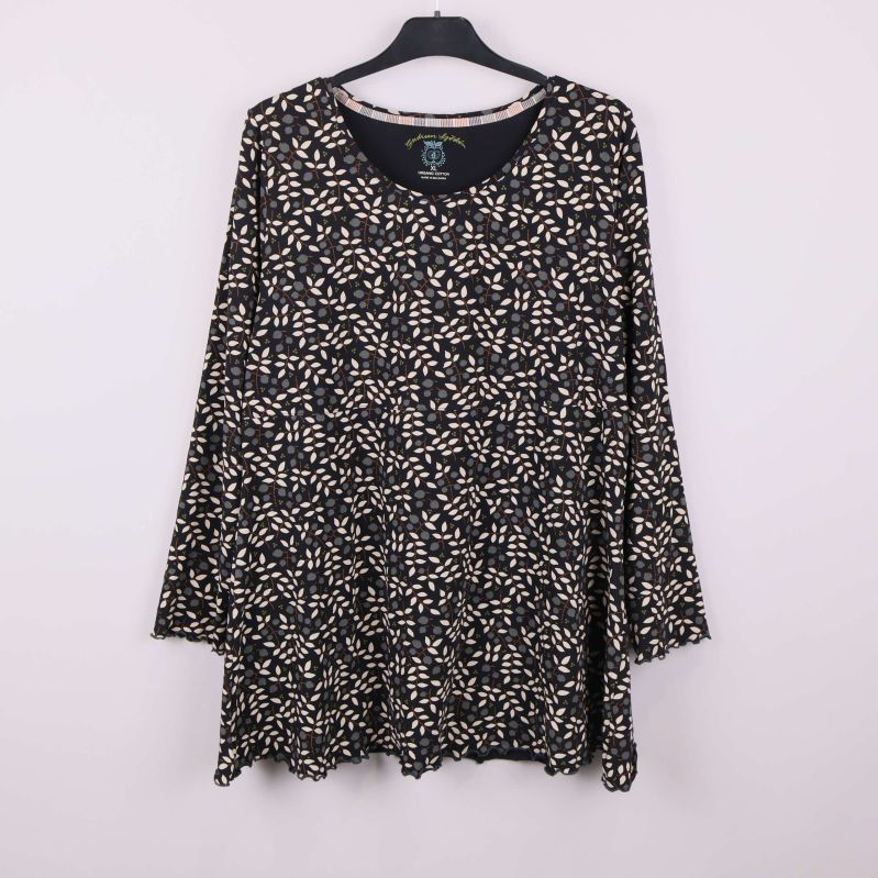 Långärmad topp i blommigt mönster framifrån på galge