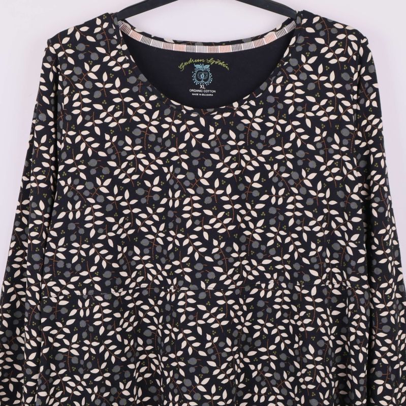 Detaljbild av toppens framsida och blommiga mönster