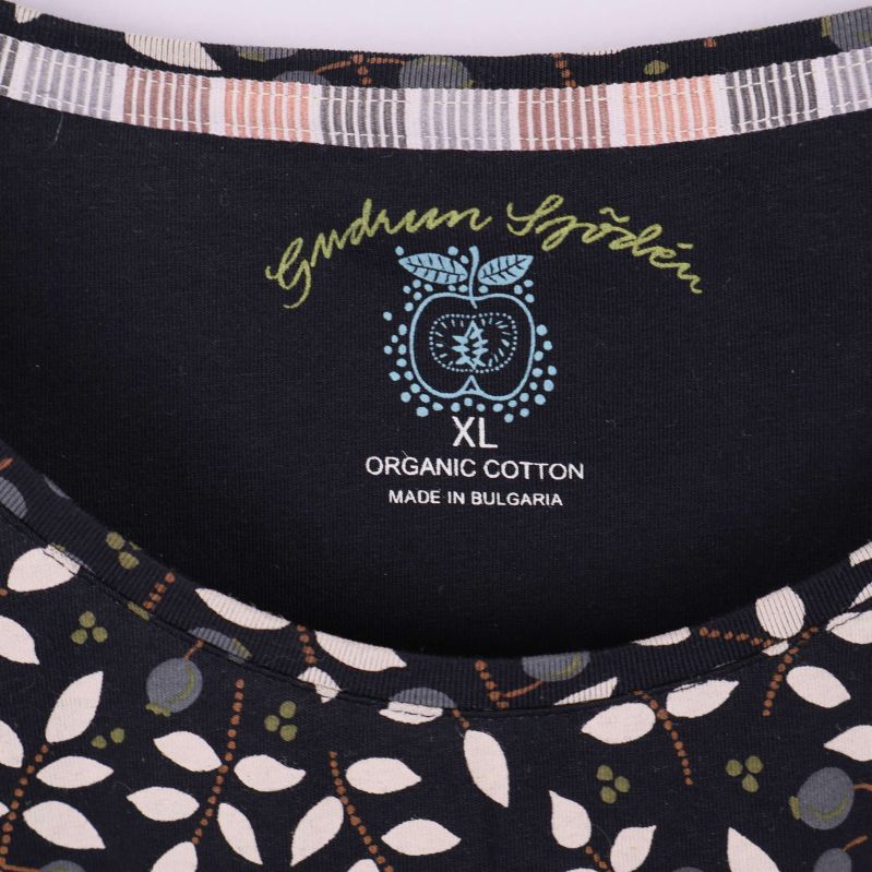 Närbild på halsring med Gudrun Sjödén-logotyp och storlek XL