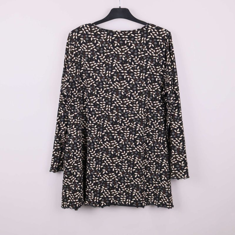 Långärmad topp i blommigt mönster bakifrån på galge