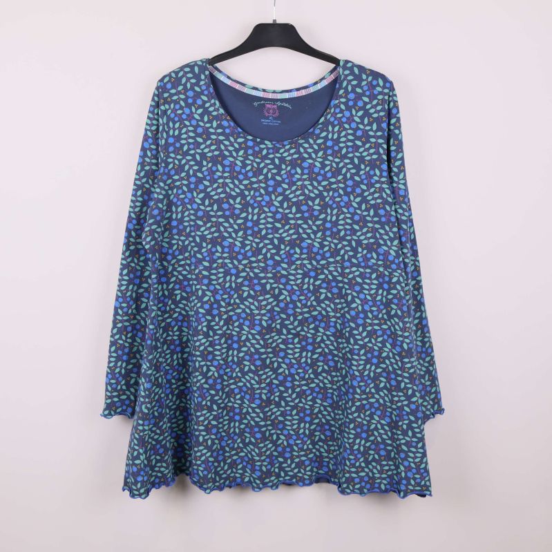 Mönstrad blå topp med lång ärm på galge framifrån