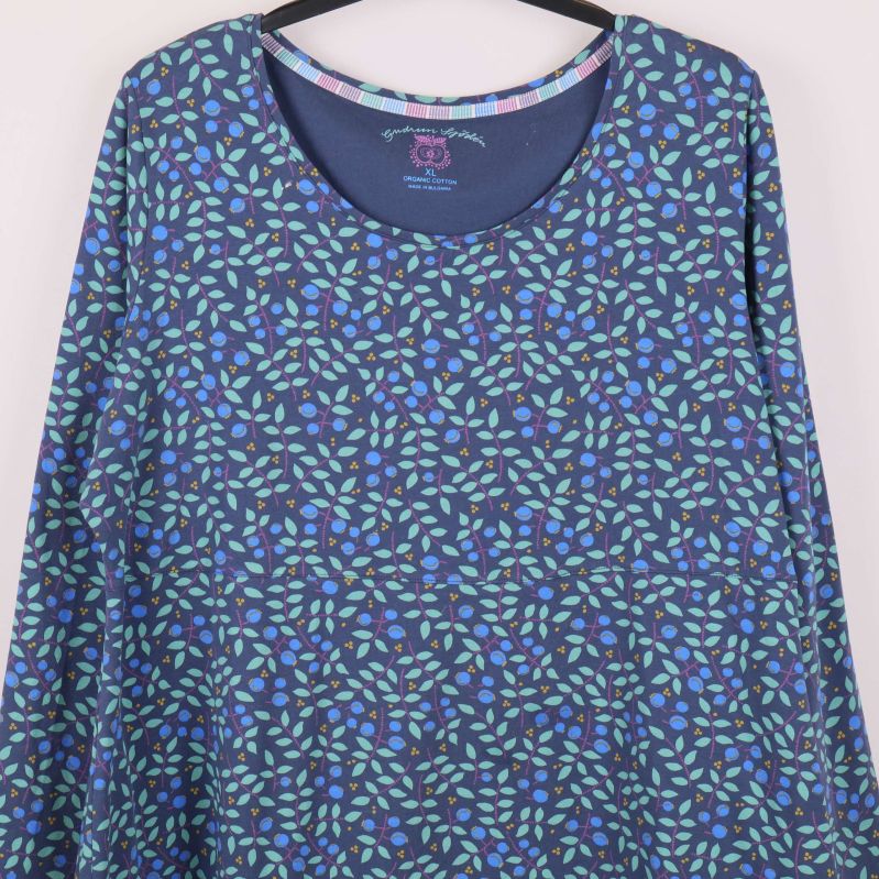 Närbild på mönstret och halsringningen på toppen