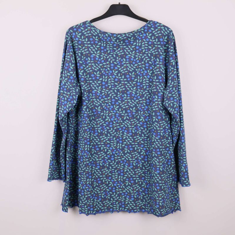 Mönstrad blå topp med lång ärm på galge bakifrån