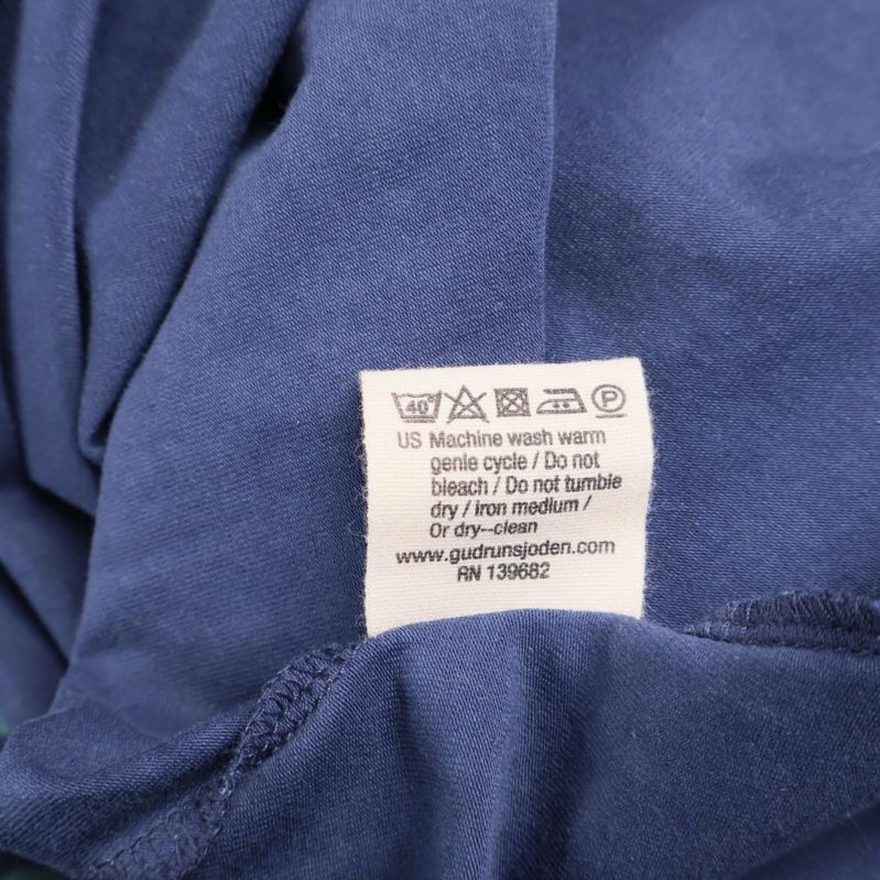 Tvättlapp med skötselråd på insidan av toppen