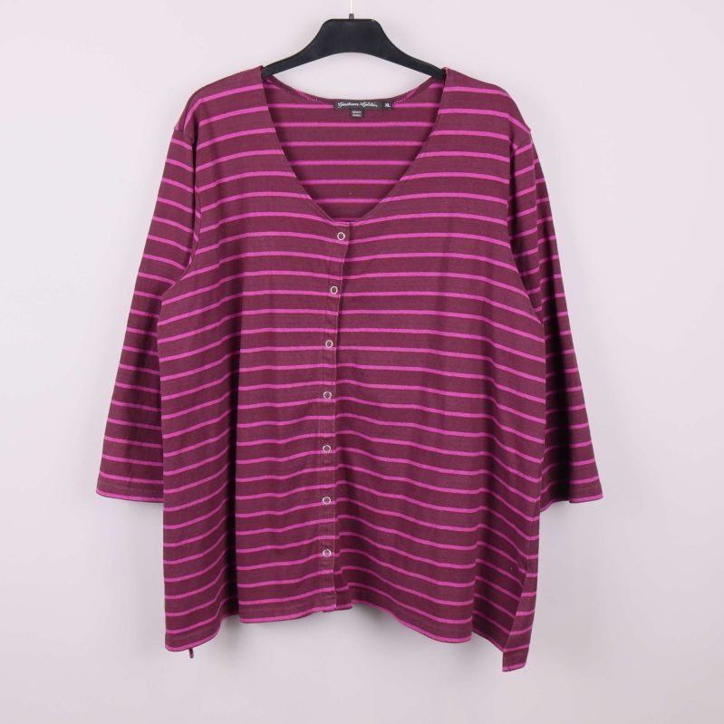 Randig topp i lila och rosa med v-ringning och knappar framtill