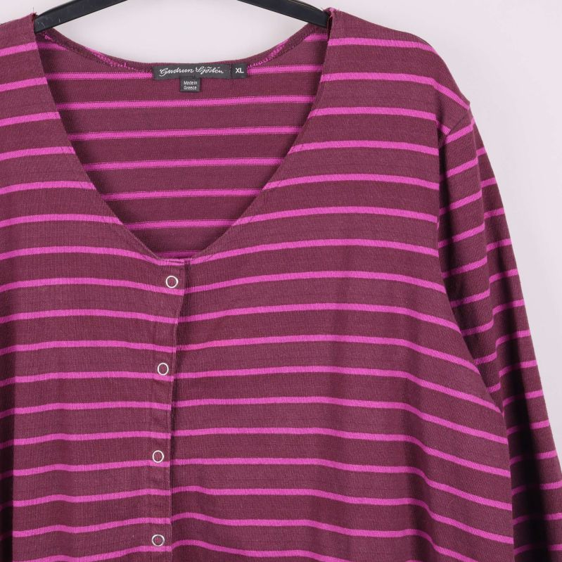 Detaljbild på v-ringning och knappstängning fram på toppen