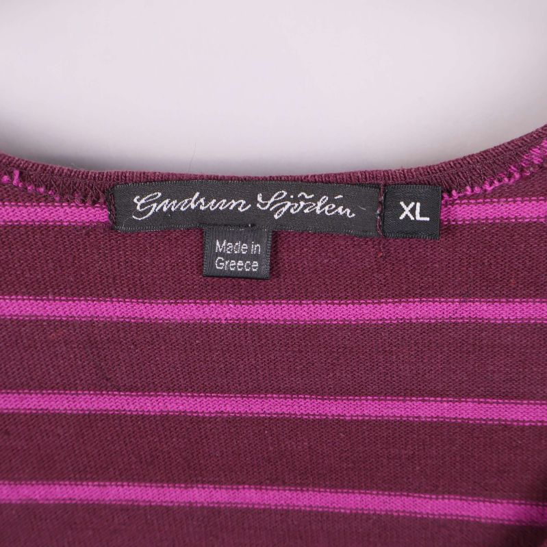 Närbild av Gudrun Sjödén XL-etikett i nacken på toppen