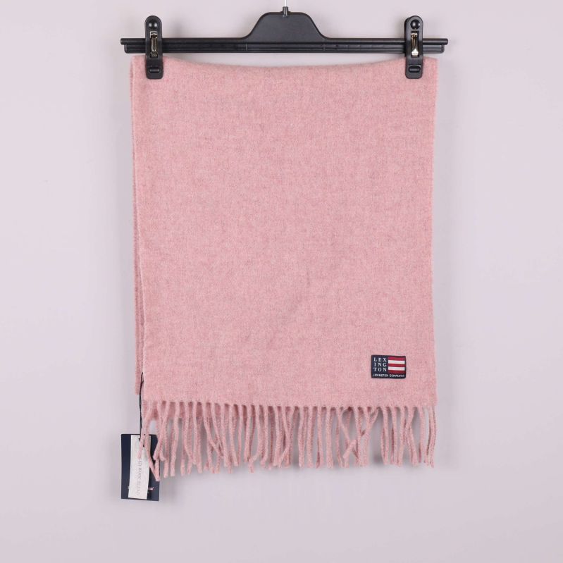 Halsduk i ljusrosa ull med fransar hängande mot bakgrund