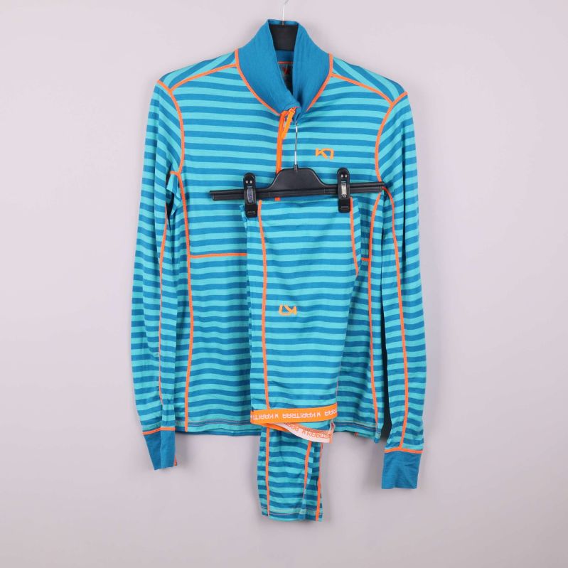 Komplett underställsset upphängt med överdel och byxa