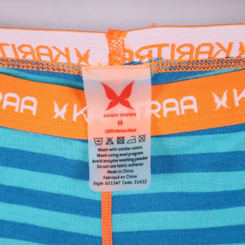 Närbild materiallapp på byxa visar 100% merinoull