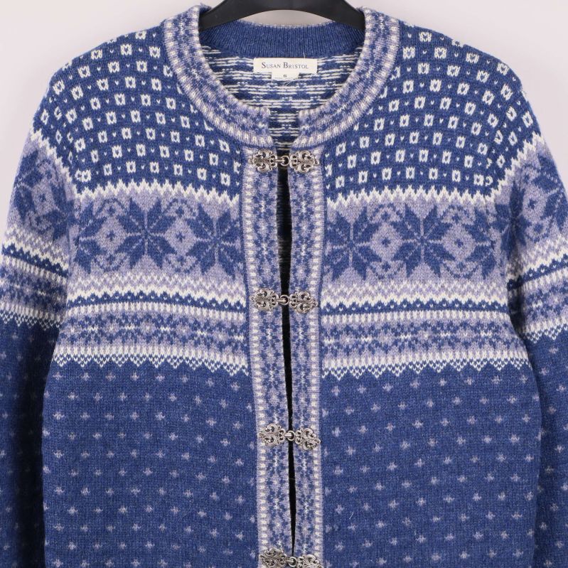 Detaljbild av koftans framstycke med mönster och metallsprännen