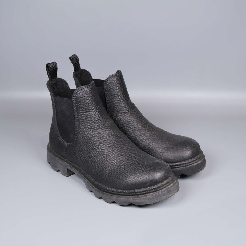 Par Chelsea-boots svarta med grov sula snett framifrån