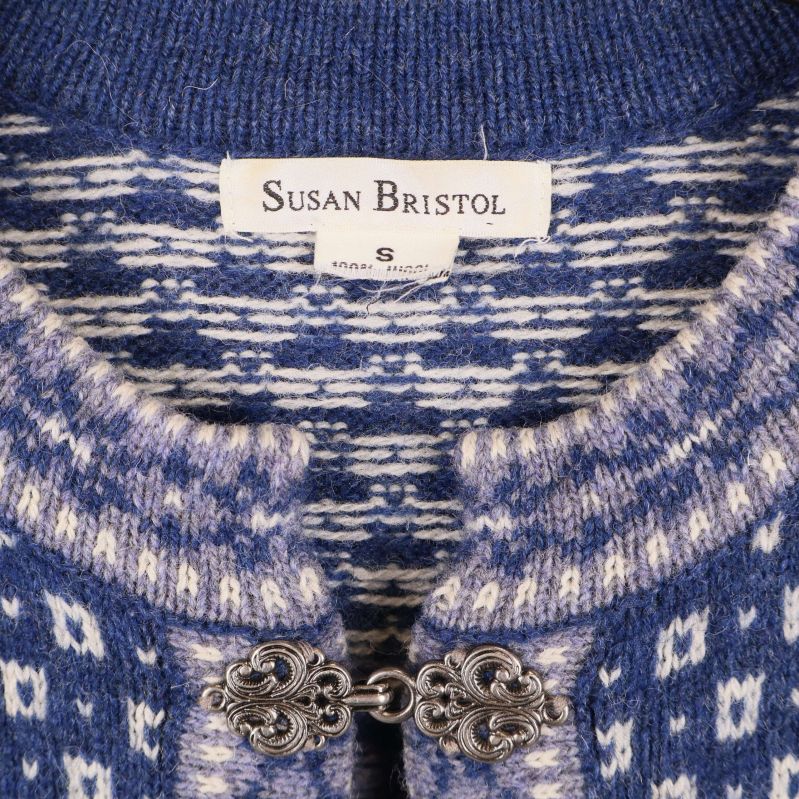 Närbild på etikett som visar Susan Bristol-märket och koftans krage