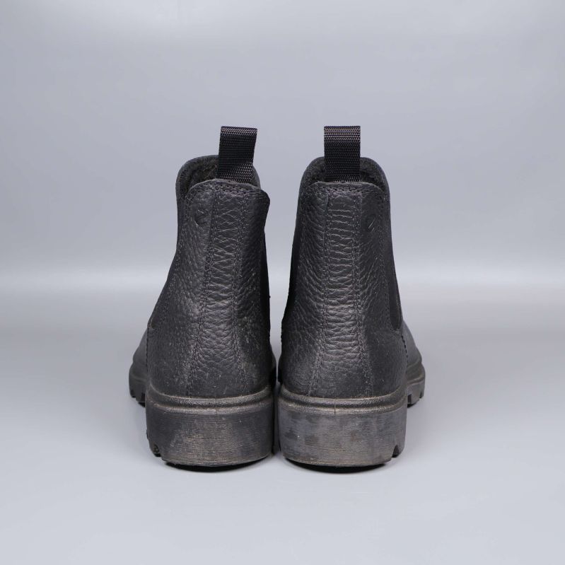 Baksidan av svarta Chelsea-boots med dragflikar