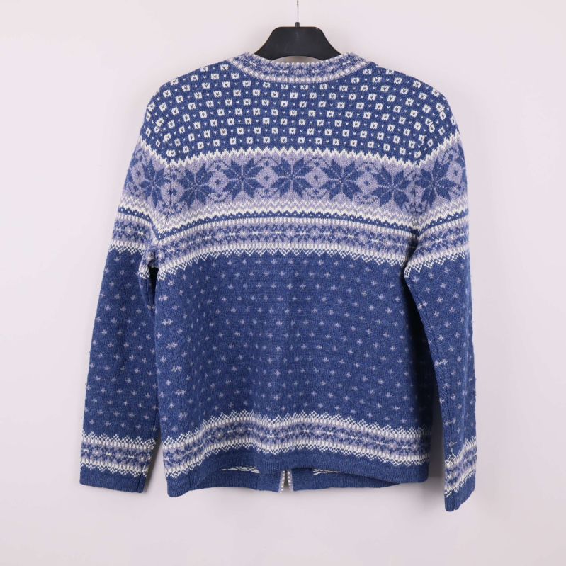 Baksida av blåvit stickad kofta med mönster