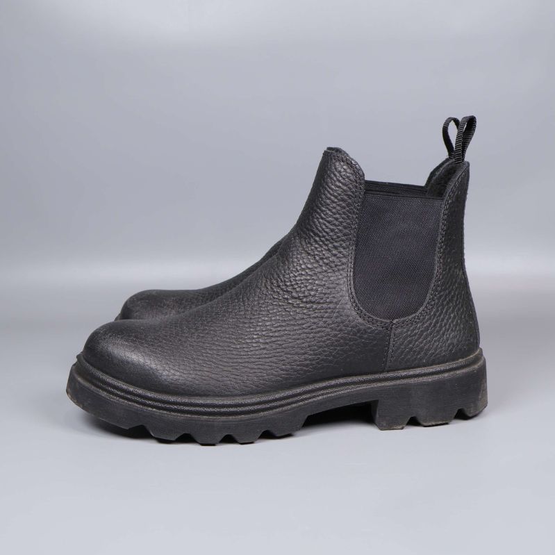 Svart Chelsea-boot sedd från vänster sida